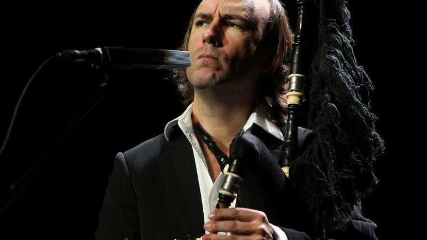 Carlos Núñez, tocando la gaita durante un concierto. // Jesús Regal