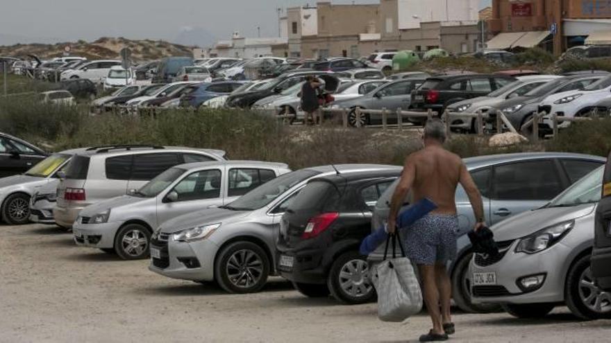 El Ayuntamiento bloquea la apertura de nuevos aparcamientos en la playa de La Marina