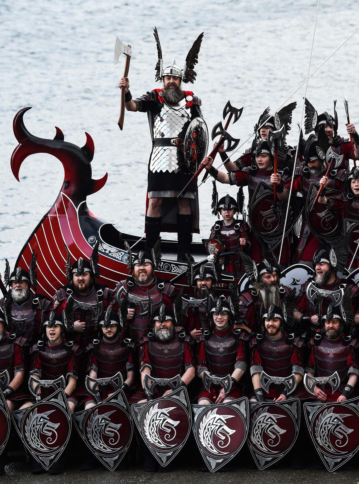 Celebración de la influencia de los vikingos escandinavos en las Islas Shetland, con hasta 1,000 guizers (hombres disfrazados) arrojando antorchas encendidas en su bote vikingo y prendiéndolo fuego más tarde en la noche.