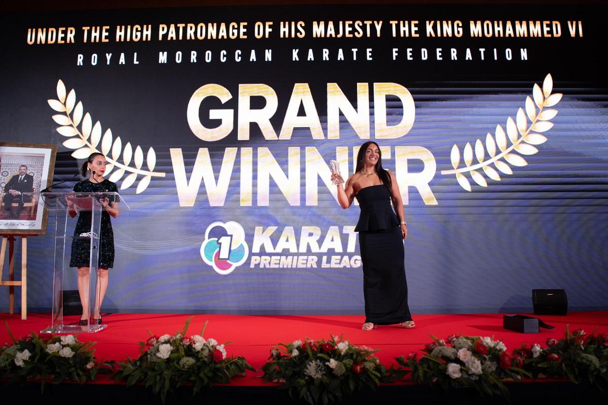 María Torres recogiendo su trofeo de Grand Slam winner.