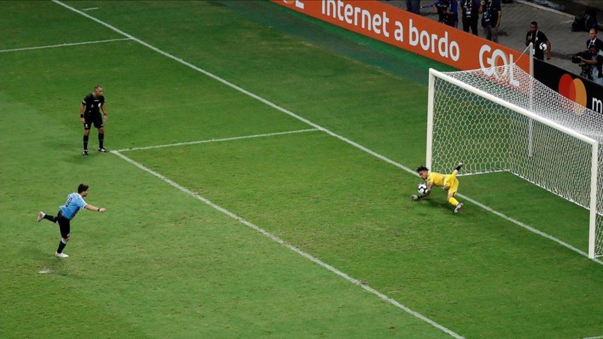 El instante en el que Luis Suárez falla su penalti ante Gallese