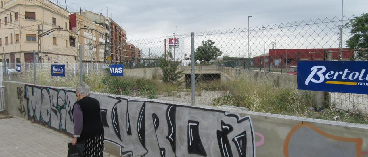 El túnel del metro en el carrer Mariano Benlliure del barrio de El Empalme en Burjassot.