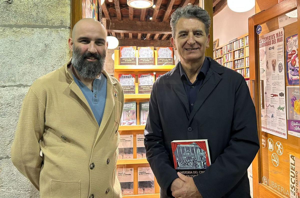 Christian Franco Torre y Juan Carlos De la Madrid, en la presentación del libro en Santander. | LNE