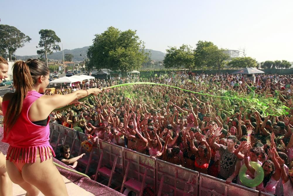 Más de 3.000 personas sufrieron los "cañonazos" de pintura líquida de todos los colores en la primera fiesta "Midnight Water Colour" de Galicia