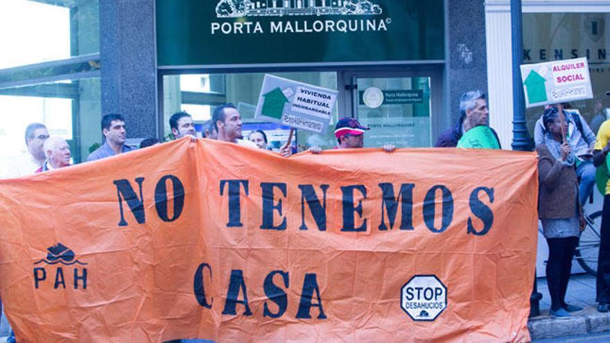 Unas cincuenta personas exigen frente al Parlament una ley de vivienda digna