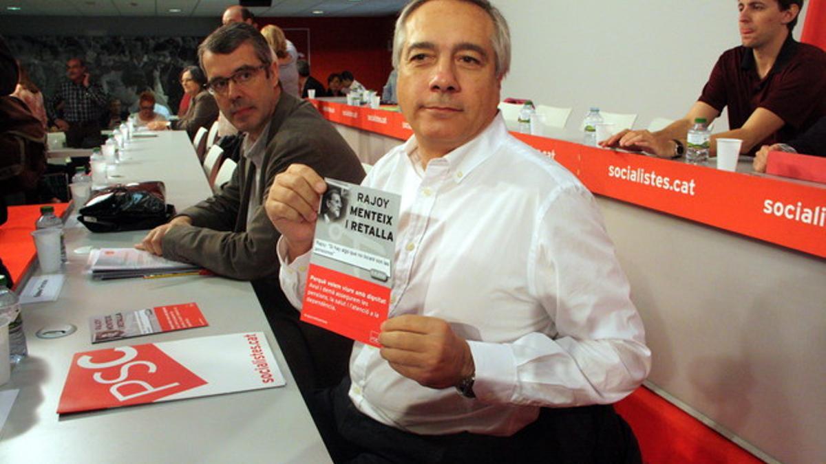 Pere Navarro sostiene un cartel que afirma que 'Rajoy miente y recorta', hoy en el Consell Nacional del PSC. ACN