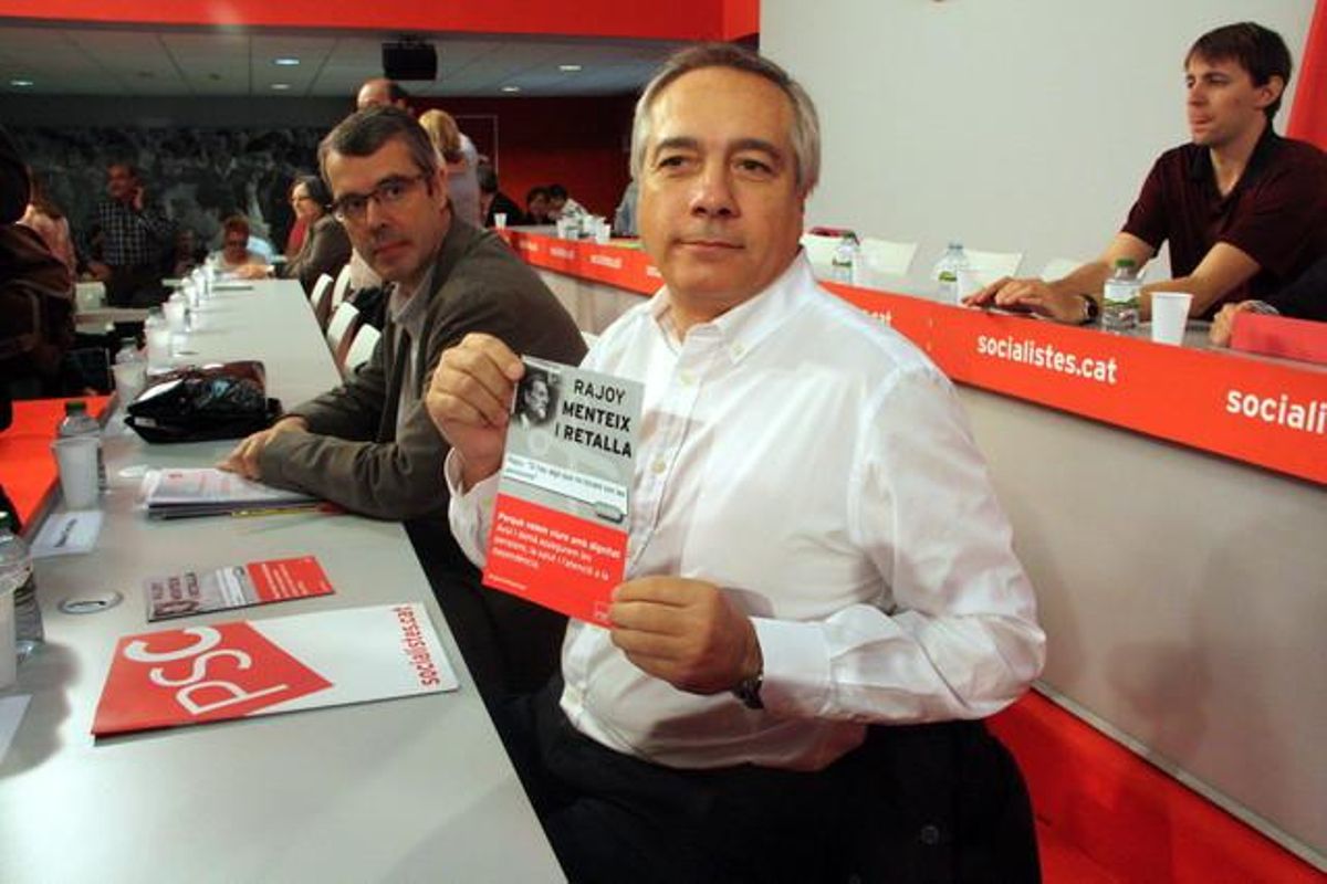 Pere Navarro aguanta un cartell que afirma que ’Rajoy menteix i retalla’, avui al Consell Nacional del PSC. ACN Pere Navarro aguanta un cartell que afirma que ’Rajoy menteix i retalla’, avui al Consell Nacional del PSC. ACN