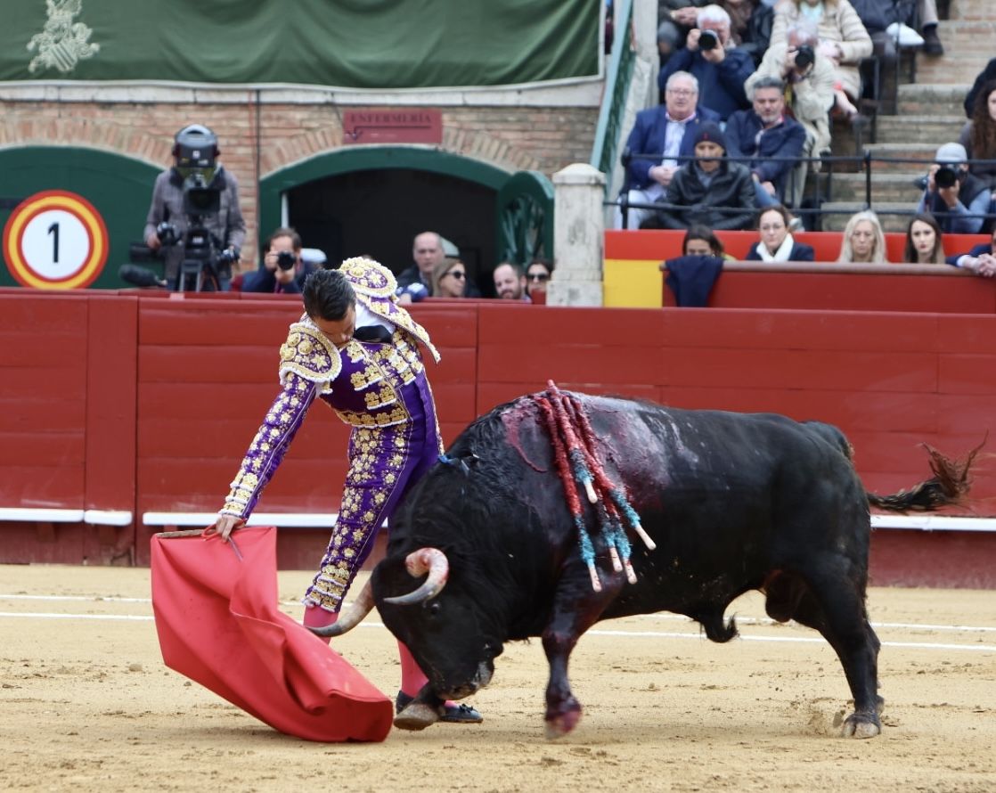 Manzanares arropado por aficionados de Alicante en la Feria de Fallas