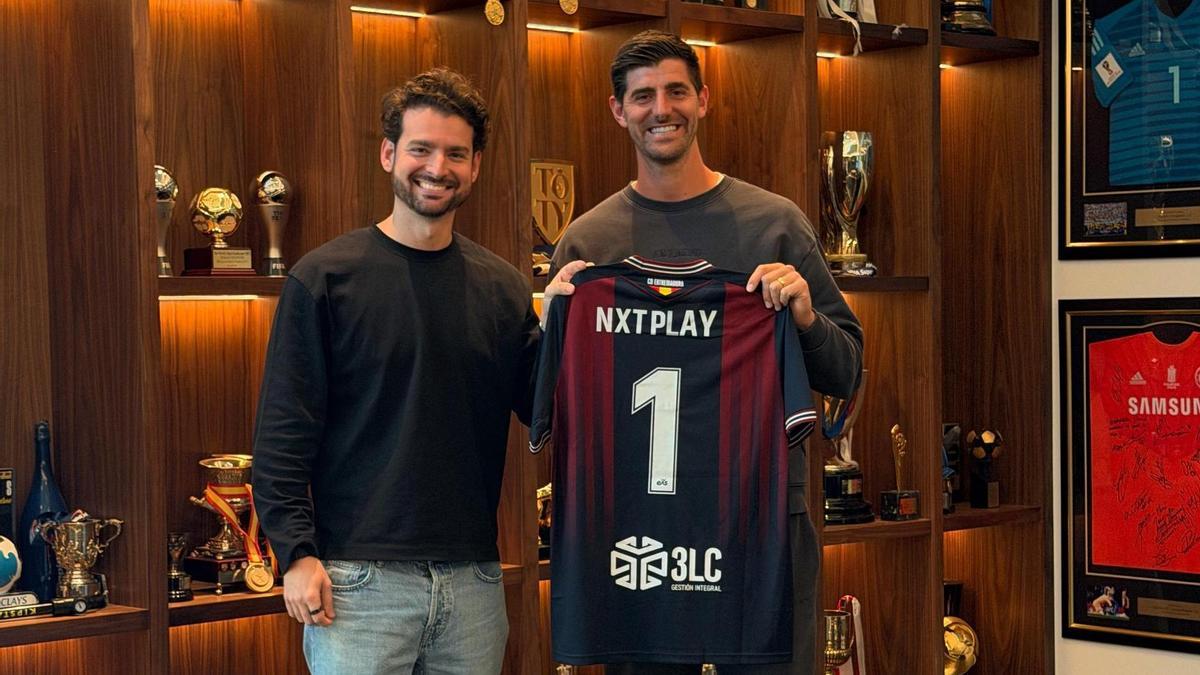 Gonzalo Vila y Thibaut Courtois, posando con la camiseta del CD Extremadura