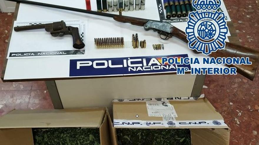 Detenido un hombre en Córdoba con una escopeta, un revólver y 16 kg de marihuana