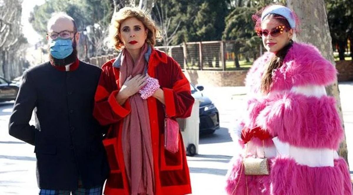 Agatha Ruiz de la Prada, con sus hijos, en la boda en la que conoció a Díaz Patón.