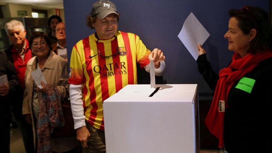Un ciudadano deposita su papeleta en Barcelona