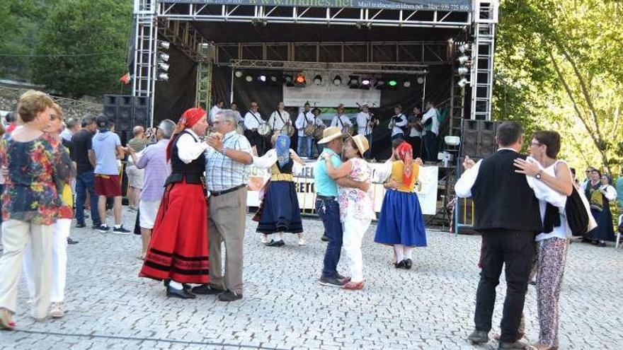 Actuación de la Escuela de baile de Puebla.