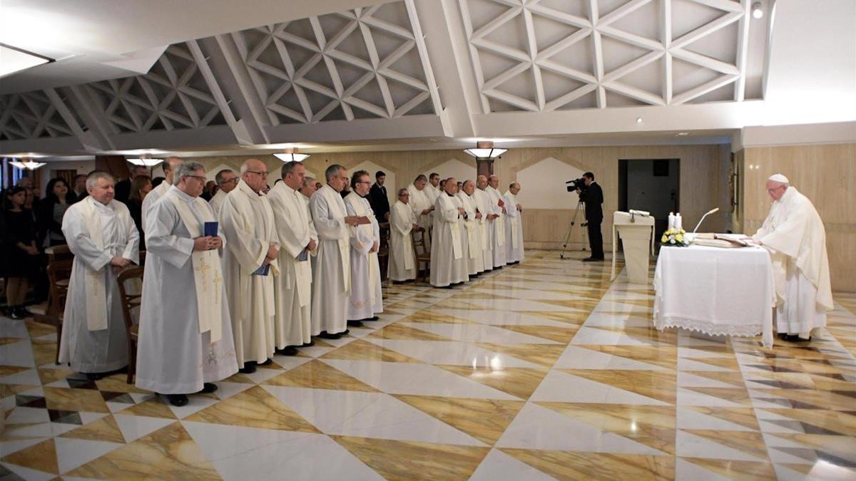 EL Papa Francisco, mientras oficia la misa en la residencia de Santa Marta, en El Vaticano.