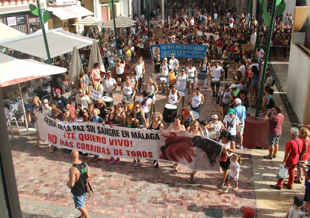Centenares de personas se unen en Málaga contra la tauromaquia