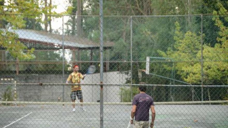 Dos usuarios de O Beque practicando tenis en una de las pistas en una foto de archivo.  // G.N.