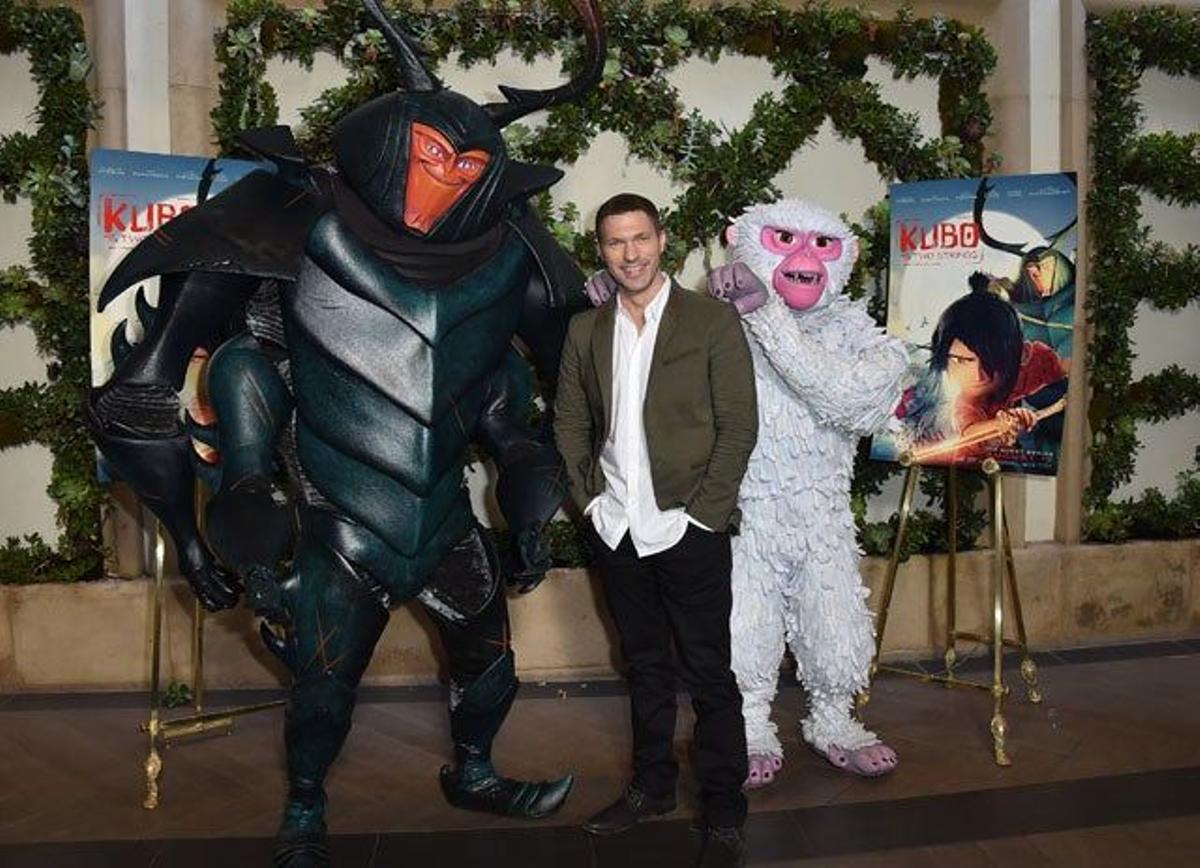 Travis Knight, junto a los personajes, en la presentación de Kubo and the two strings.