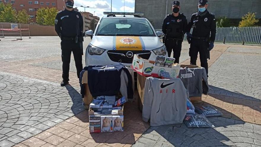 Incautadas en el mercadillo de Mérida 165 prendas de ropa de marcas falsificadas