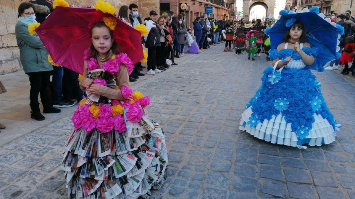 La pareja de modelos con trajes reciclados desfila por Corredera. | M. J. C.