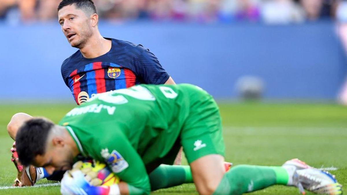Álvaro, el meta del Espanyol, atrapa el balón en la ocasión desperdiciada por Lewandowski en el derbi.
