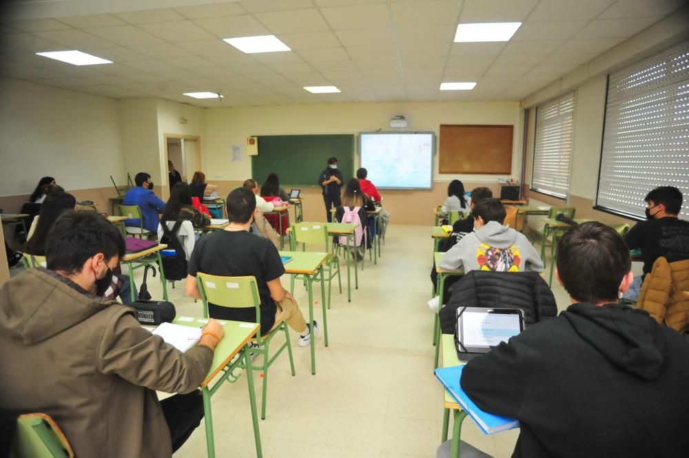 Los alumnos de 2º de Bachillerato del Castro Alobre estrenaron las clases presenciales en aulas más amplias en horario de tarde. // Iñaki Abella