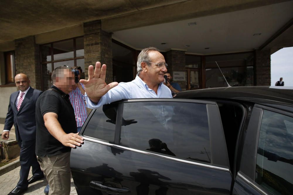 Agustín de Luis, exjefe de la Policía Local de Oviedo, se entrega a la Guardia Civil para ser trasladado a prisión