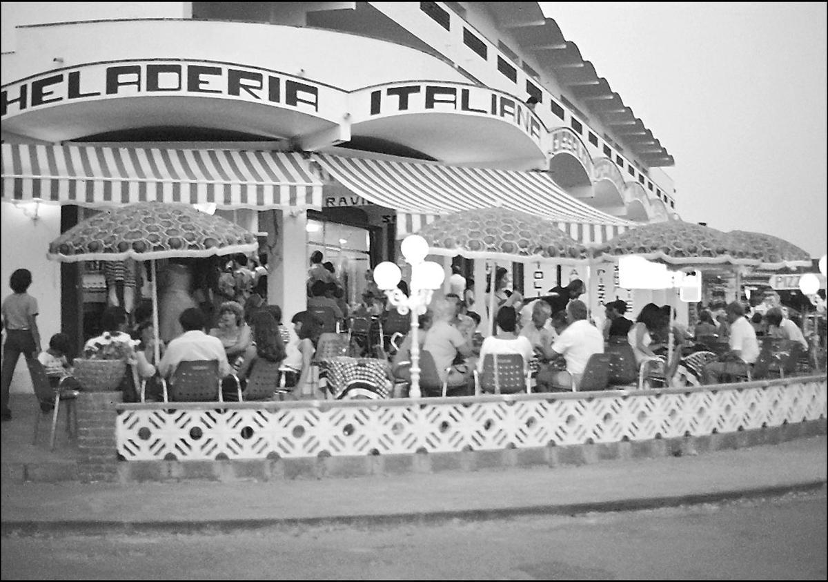 Imatge antiga de la primera gelateria a Empuriabrava.