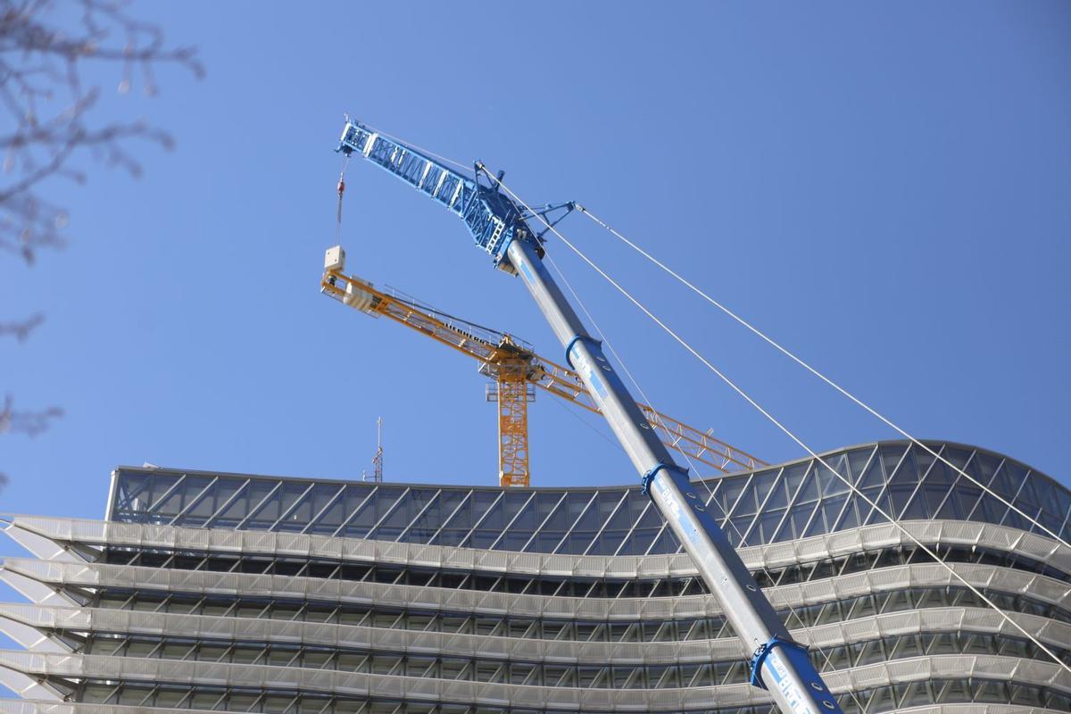 Detalle de la azotea de la Torre del Agua, con las grúas trabajando.