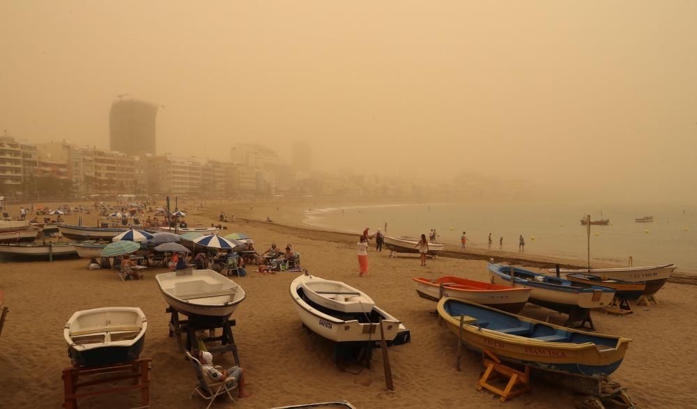 La calima engulle las Canarias