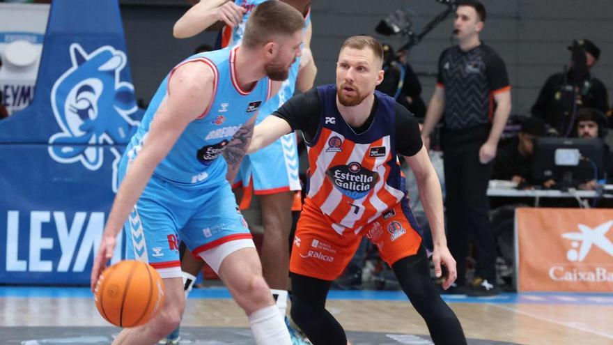 Jakovics defiende a Mavra en el derbi contra el Breogán en el Coliseum.