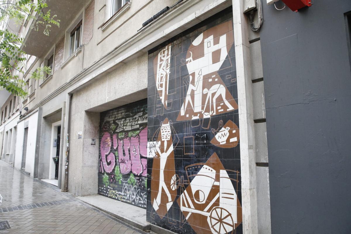 El mural  está conformado por 369 azulejos y ocupa una superficie de 15 metros cuadrados entre la fachada y el interior del local comercial