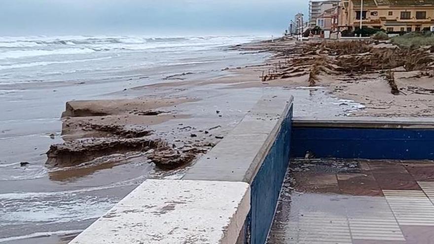 Las olas provocadas por el temporal marítimo alcanzan el paseo marítimo en el Perelló