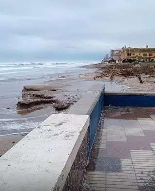 Las olas provocadas por el temporal marítimo alcanzan el paseo marítimo en el Perelló