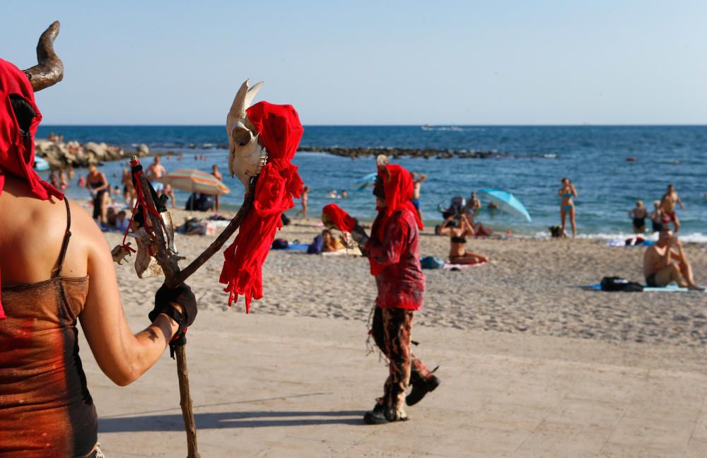 Los ‘dimonis’ del pasacalles del Molinar divirtieron a bañistas, paseantes y clientes