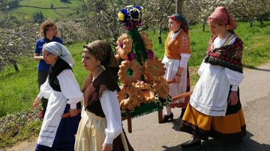 Rozaes despide la Pascua con la fiesta de Santumederu