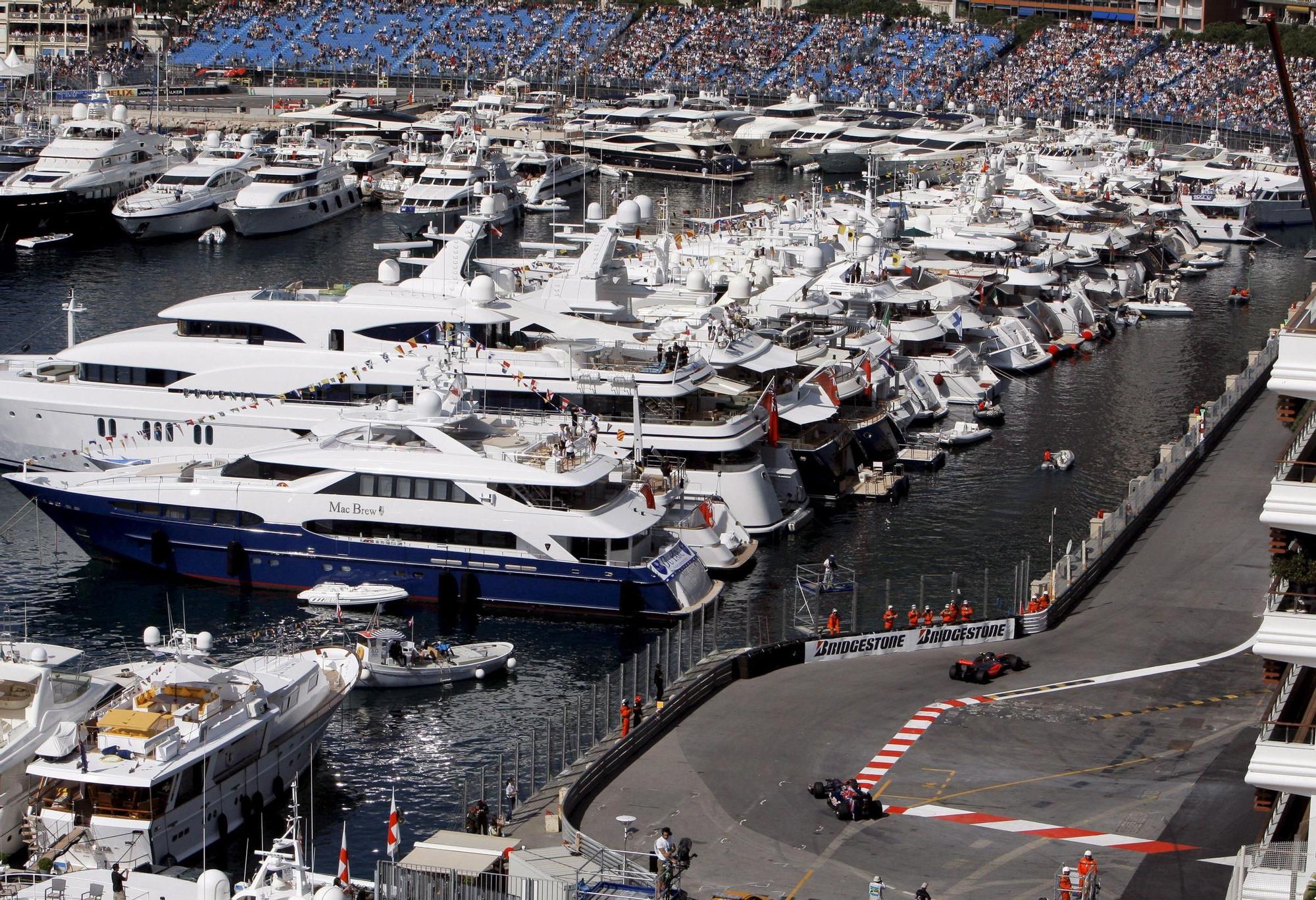 Numerosos yates contemplan una sesión de entrenamientos libres en una de las pasadas ediciones del Gran Premio de Mónaco de la Fórmula 1.