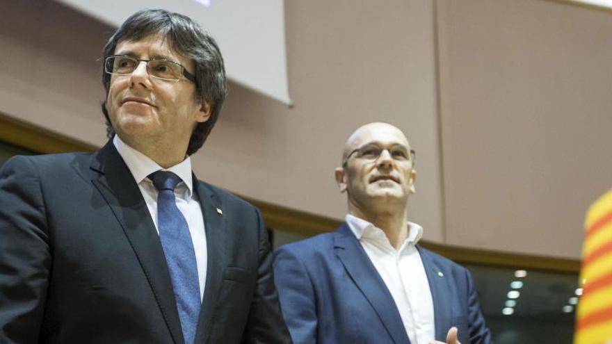 Carles Puigdemont y el conseller de Exteriores, Raül Romeva.