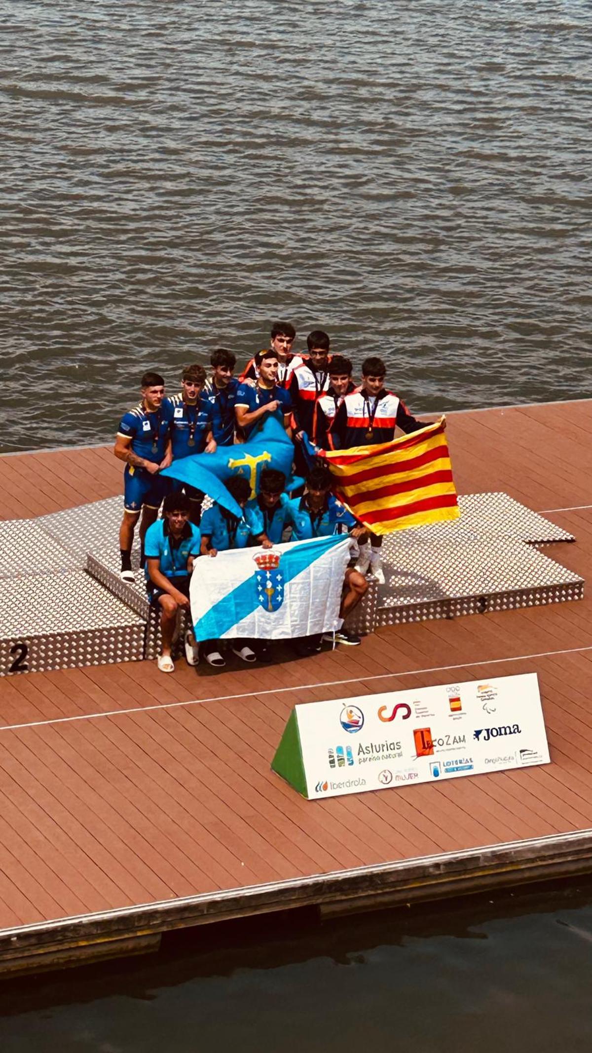 Los palistas valencianos, dos de ellos de Cullera, en el podio del cadete K-4.