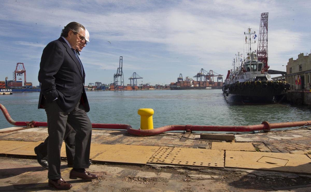 Vicente Boluda Fos, en el puerto de València, junto a unos remolcadores de su flota, en una imagen de archivo.