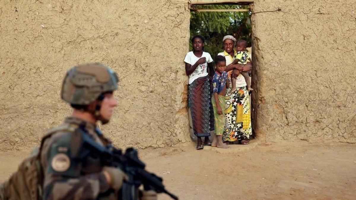 Un soldado francés patrullando en el Sahel antes de su retirada.