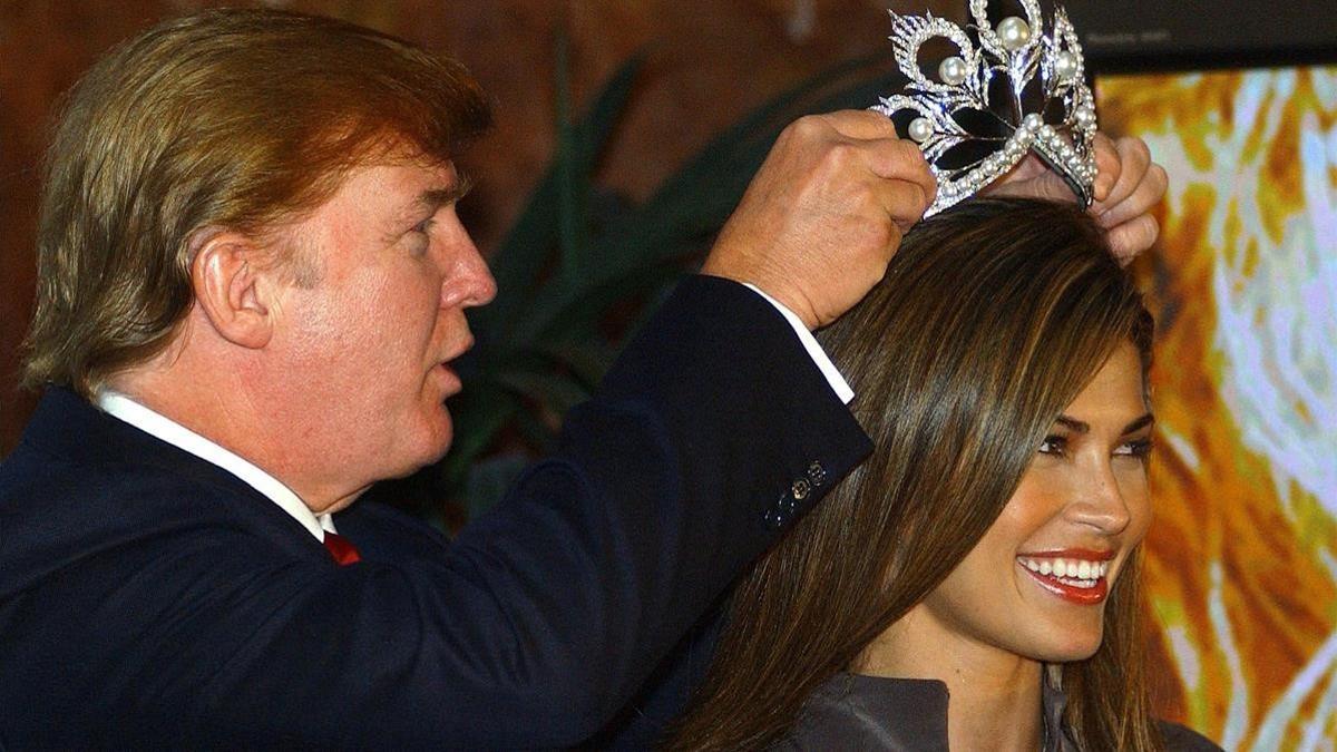 Trump coloca a Justine Pasek, de Panamá, la corona que la acredita como nueva Miss Universo, en Nueva York, el 24 de septiembre del 2002.