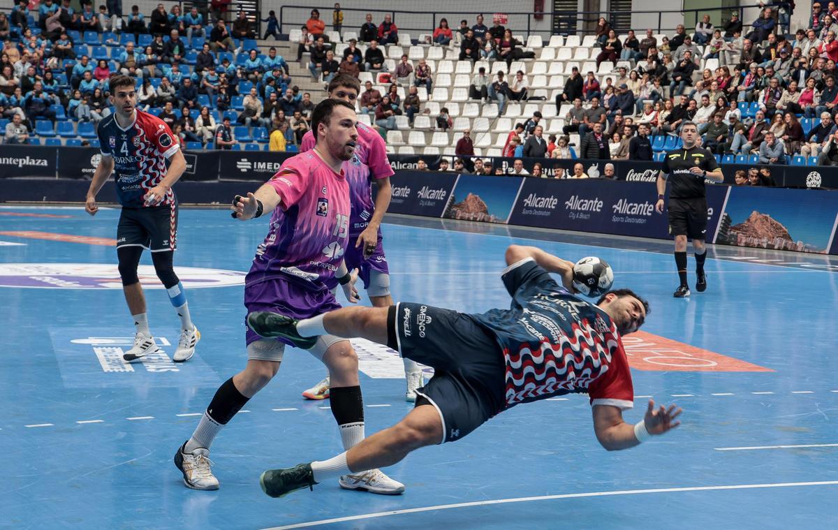 Iván Montoya se lanza para marcar desde los seis metros uno de los 10 marcados al Ciudad de Logroño.
