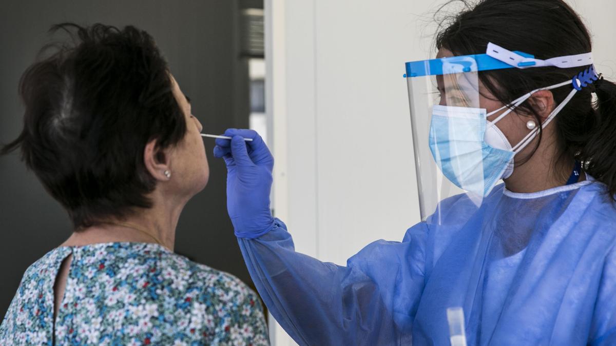 Toma de muestra para una prueba Pcr realizada en el HUCA.