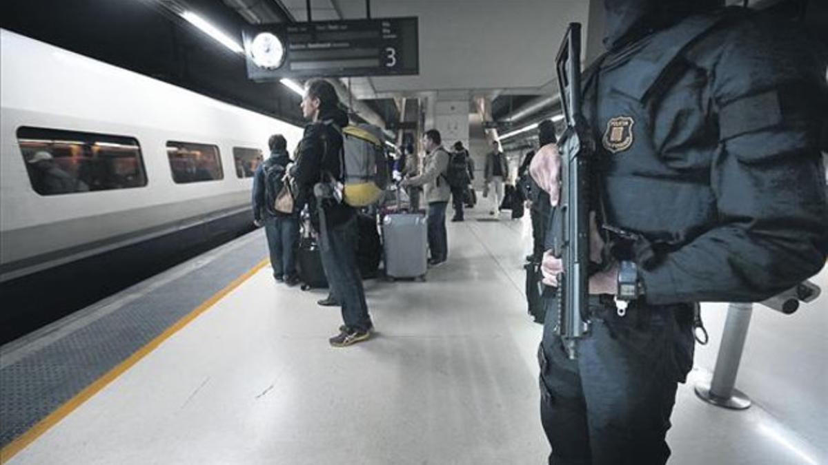 Agentes de los Mossos llevan a cabo un programa de vigilancia antiterrorista, en los andenes del AVE de la estación de Sants de Barcelona.