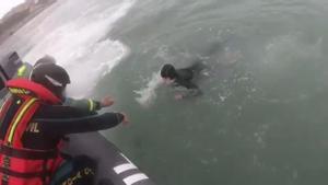 Entrar a Espanya nedant: immigrants marroquins intenten burlar-se així de la frontera