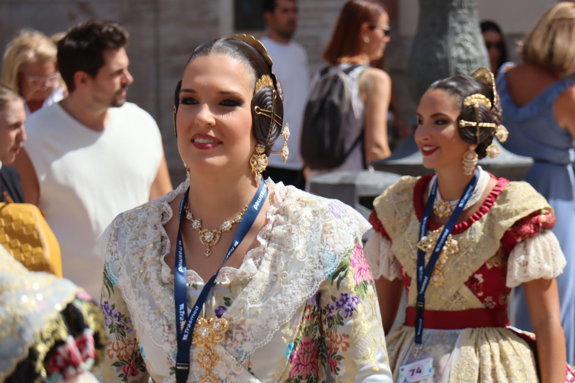 Baño de multitudes de las candidatas a Fallera Mayor de València 2025