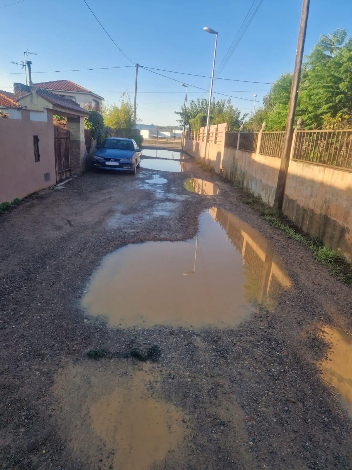 Una de las calles de la urbanización Pla del Sol de l'Alcora tras un episodio de lluvias.