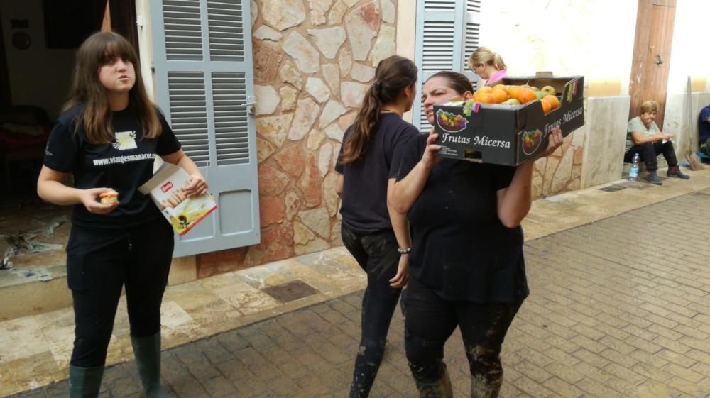 Koldo Royo cocina para los voluntarios en Sant Llorenç