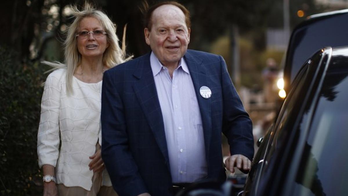 Sheldon Adelson y su mujer, Miriam, asisten a la convención republicana en Tampa.