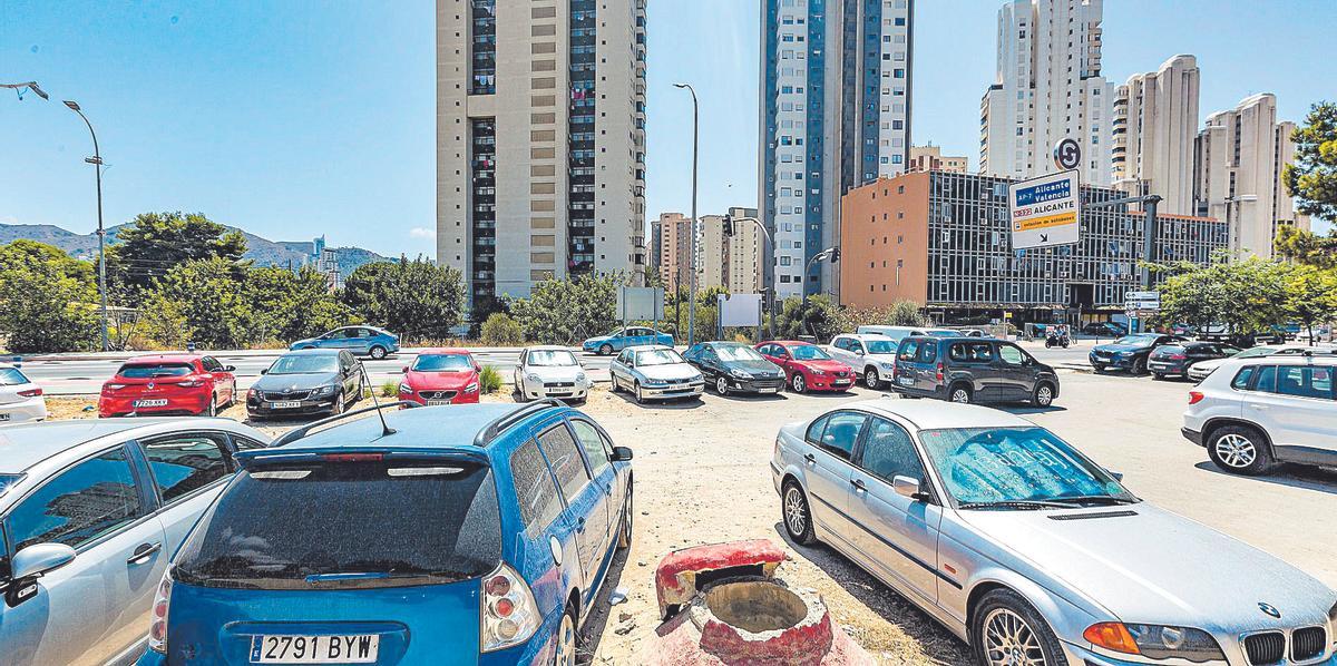 Coches aparcados en cualquier rincón